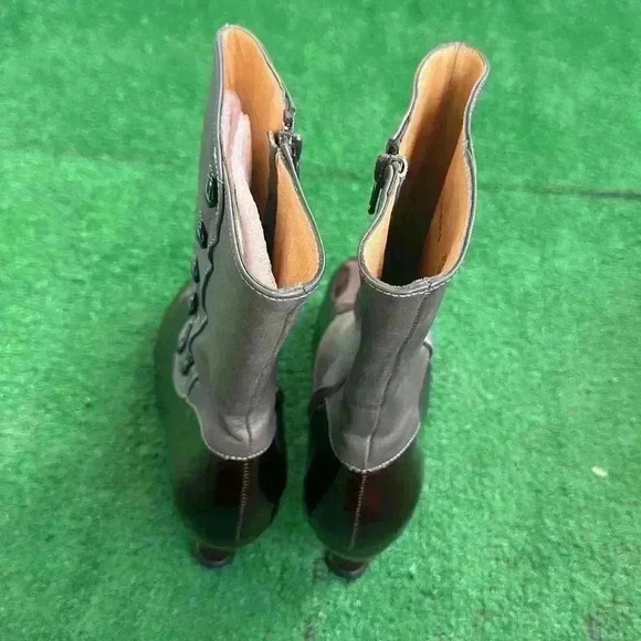 John Fluevog reserved - Picture 5 of 8